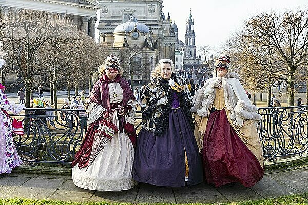 LUST & LEIDENSCHAFT & LEBENSFREUDE  aus Freude an der Maskerade fand der Elbvenezianische Carneval am Wochenende vorm Rosenmontag in Dresden statt. Höhepunkt war das gemeinsame Flanieren durch das historische Zentrum mit Masken in Roben im Stil des Elbvenezianischen Carneval vom Neumarkt ging es durch die Altmarktgalerie  die Schlossstraße  durch den Stallhof  am Fürstenzug entlang  auf die Brühlsche Terrasse und in den Brühlschen Garten.  Dresden  Sachsen  Deutschland  Europa