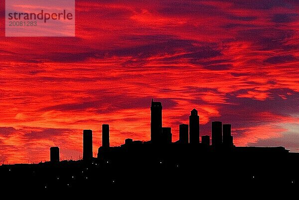 Silhouette der Türme von San Gimignano vor dramatischen roten Wolken bei Sonnenuntergang  Toskana  Italien  Europa