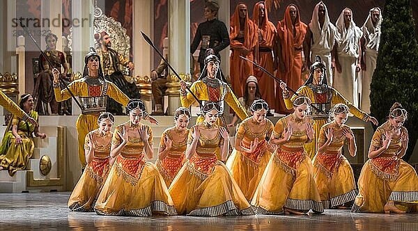 Marius Petipa brachte 1877 die Choreografie ?LA BAYADERE? in St. Petersburg auf die Bühne. Glücklicherweise sind die Notationen des Originals erhalten geblieben so das heute Choreografen uns ein verlässliches Bild seiner Ideen vermitteln können. Dies tat in dieser Inszenierung der Choreograph Alexei Ratmansky zur Musik von Ludwig Minkus und der Mithilfe von Jerôme Kaplan bei Bühnenbild und Kostüm. In kolonial geprägten Bildern eines phantastischen Indiens von Tempeln und Palästen wird die Geschichte einer nicht standesgemäßen Liebe erzählt: die Bajadere Nikia ? eine indische Tempeltänzerin ? liebt den Krieger Solor  der wiederum aber Gamsatti  der Tochter des mächtigen Radscha als Gatte versprochen ist. Den Gesetzen der Dramatik folgend kann diese Verbindung nur unglücklich enden ? im ?Königreich der Schatten?. Bunt  farbentprächtig  oppulent und wie man heute vielleicht sagen würde ?divers? ist dieses Ballett ein Genuss für Augenmenschen. Am Staatsballett Berlin. In den Haupr