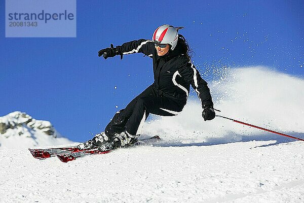 Skifahrerin in Aktion  Frau  35  40  Jahre