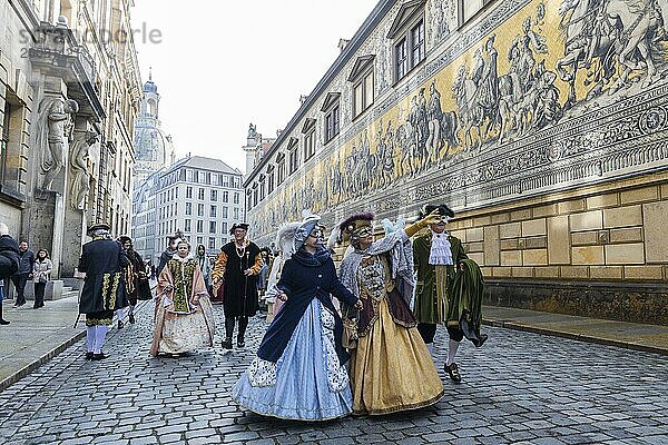 LUST & LEIDENSCHAFT & LEBENSFREUDE  aus Freude an der Maskerade fand der Elbvenezianische Carneval am Wochenende vorm Rosenmontag in Dresden statt. Höhepunkt war das gemeinsame Flanieren durch das historische Zentrum mit Masken in Roben im Stil des Elbvenezianischen Carneval vom Neumarkt ging es durch die Altmarktgalerie  die Schlossstraße  durch den Stallhof  am Fürstenzug entlang  auf die Brühlsche Terrasse und in den Brühlschen Garten.  Dresden  Sachsen  Deutschland  Europa