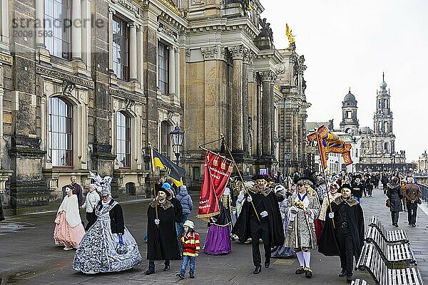 LUST & LEIDENSCHAFT & LEBENSFREUDE  aus Freude an der Maskerade fand der Elbvenezianische Carneval am Wochenende vorm Rosenmontag in Dresden statt. Höhepunkt war das gemeinsame Flanieren durch das historische Zentrum mit Masken in Roben im Stil des Elbvenezianischen Carneval vom Neumarkt ging es durch die Altmarktgalerie  die Schlossstraße  durch den Stallhof  am Fürstenzug entlang  auf die Brühlsche Terrasse und in den Brühlschen Garten.  Dresden  Sachsen  Deutschland  Europa