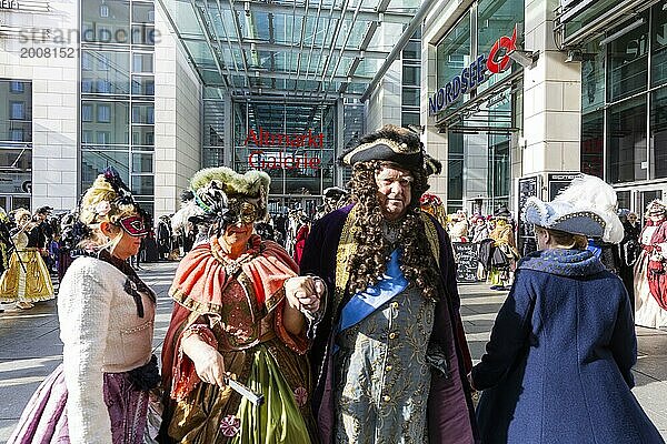 LUST & LEIDENSCHAFT & LEBENSFREUDE  aus Freude an der Maskerade fand der Elbvenezianische Carneval am Wochenende vorm Rosenmontag in Dresden statt. Höhepunkt war das gemeinsame Flanieren durch das historische Zentrum mit Masken in Roben im Stil des Elbvenezianischen Carneval vom Neumarkt ging es durch die Altmarktgalerie  die Schlossstraße  durch den Stallhof  am Fürstenzug entlang  auf die Brühlsche Terrasse und in den Brühlschen Garten.  Dresden  Sachsen  Deutschland  Europa