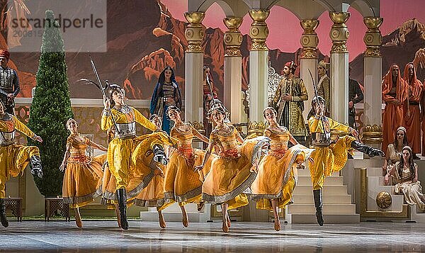 Marius Petipa brachte 1877 die Choreografie ?LA BAYADERE? in St. Petersburg auf die Bühne. Glücklicherweise sind die Notationen des Originals erhalten geblieben so das heute Choreografen uns ein verlässliches Bild seiner Ideen vermitteln können. Dies tat in dieser Inszenierung der Choreograph Alexei Ratmansky zur Musik von Ludwig Minkus und der Mithilfe von Jerôme Kaplan bei Bühnenbild und Kostüm. In kolonial geprägten Bildern eines phantastischen Indiens von Tempeln und Palästen wird die Geschichte einer nicht standesgemäßen Liebe erzählt: die Bajadere Nikia ? eine indische Tempeltänzerin ? liebt den Krieger Solor  der wiederum aber Gamsatti  der Tochter des mächtigen Radscha als Gatte versprochen ist. Den Gesetzen der Dramatik folgend kann diese Verbindung nur unglücklich enden ? im ?Königreich der Schatten?. Bunt  farbentprächtig  oppulent und wie man heute vielleicht sagen würde ?divers? ist dieses Ballett ein Genuss für Augenmenschen. Am Staatsballett Berlin. In den Haupr