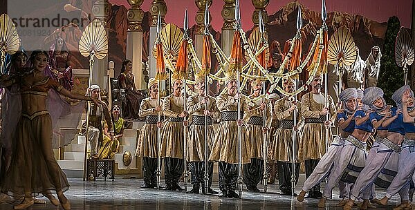 Marius Petipa brachte 1877 die Choreografie ?LA BAYADERE? in St. Petersburg auf die Bühne. Glücklicherweise sind die Notationen des Originals erhalten geblieben so das heute Choreografen uns ein verlässliches Bild seiner Ideen vermitteln können. Dies tat in dieser Inszenierung der Choreograph Alexei Ratmansky zur Musik von Ludwig Minkus und der Mithilfe von Jerôme Kaplan bei Bühnenbild und Kostüm. In kolonial geprägten Bildern eines phantastischen Indiens von Tempeln und Palästen wird die Geschichte einer nicht standesgemäßen Liebe erzählt: die Bajadere Nikia ? eine indische Tempeltänzerin ? liebt den Krieger Solor  der wiederum aber Gamsatti  der Tochter des mächtigen Radscha als Gatte versprochen ist. Den Gesetzen der Dramatik folgend kann diese Verbindung nur unglücklich enden ? im ?Königreich der Schatten?. Bunt  farbentprächtig  oppulent und wie man heute vielleicht sagen würde ?divers? ist dieses Ballett ein Genuss für Augenmenschen. Am Staatsballett Berlin. In den Haupr