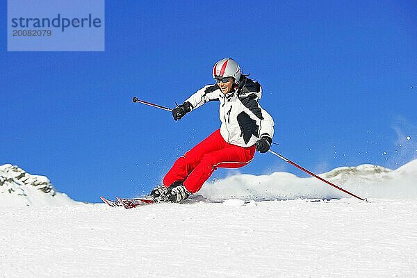 Skifahrerin in Aktion  Frau  35  40  Jahre