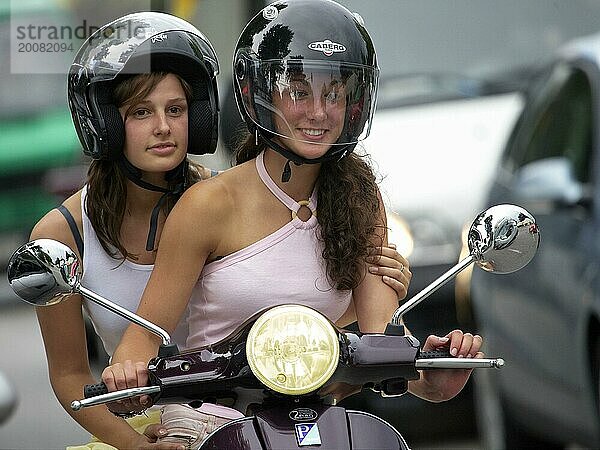 Zwei Fraufahren auf einem Motorroller  Barcelona  Spaniena