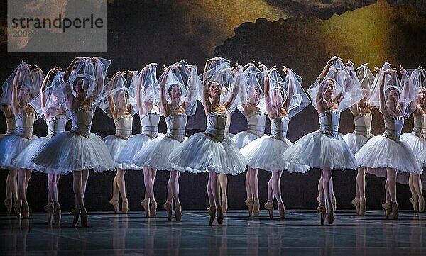 Marius Petipa brachte 1877 die Choreografie ?LA BAYADERE? in St. Petersburg auf die Bühne. Glücklicherweise sind die Notationen des Originals erhalten geblieben so das heute Choreografen uns ein verlässliches Bild seiner Ideen vermitteln können. Dies tat in dieser Inszenierung der Choreograph Alexei Ratmansky zur Musik von Ludwig Minkus und der Mithilfe von Jerôme Kaplan bei Bühnenbild und Kostüm. In kolonial geprägten Bildern eines phantastischen Indiens von Tempeln und Palästen wird die Geschichte einer nicht standesgemäßen Liebe erzählt: die Bajadere Nikia ? eine indische Tempeltänzerin ? liebt den Krieger Solor  der wiederum aber Gamsatti  der Tochter des mächtigen Radscha als Gatte versprochen ist. Den Gesetzen der Dramatik folgend kann diese Verbindung nur unglücklich enden ? im ?Königreich der Schatten?. Bunt  farbentprächtig  oppulent und wie man heute vielleicht sagen würde ?divers? ist dieses Ballett ein Genuss für Augenmenschen. Am Staatsballett Berlin. In den Haupr