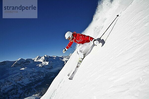 Skifahrer in Aktion  Mann  35  40  Jahre