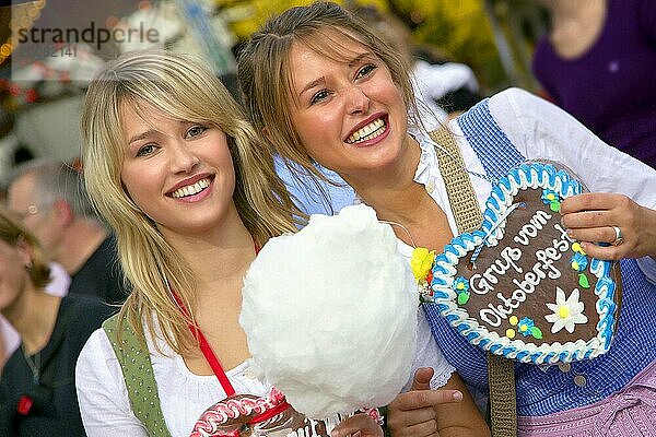 Zwei Mädchen auf dem Münchener Oktoberfest  Model Release: Yes