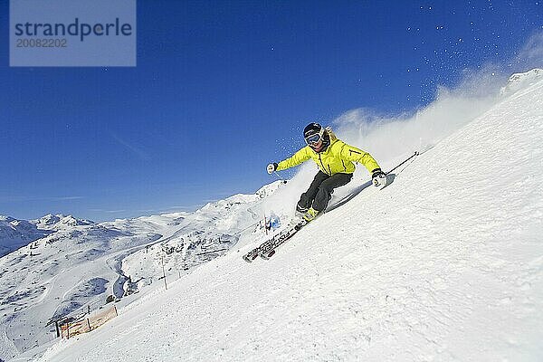 Skifahrerin in Action  blonde Frau  25  30  Jahre  Abfahrt am Hang  Österreich  Europa