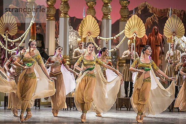 Marius Petipa brachte 1877 die Choreografie ?LA BAYADERE? in St. Petersburg auf die Bühne. Glücklicherweise sind die Notationen des Originals erhalten geblieben so das heute Choreografen uns ein verlässliches Bild seiner Ideen vermitteln können. Dies tat in dieser Inszenierung der Choreograph Alexei Ratmansky zur Musik von Ludwig Minkus und der Mithilfe von Jerôme Kaplan bei Bühnenbild und Kostüm. In kolonial geprägten Bildern eines phantastischen Indiens von Tempeln und Palästen wird die Geschichte einer nicht standesgemäßen Liebe erzählt: die Bajadere Nikia ? eine indische Tempeltänzerin ? liebt den Krieger Solor  der wiederum aber Gamsatti  der Tochter des mächtigen Radscha als Gatte versprochen ist. Den Gesetzen der Dramatik folgend kann diese Verbindung nur unglücklich enden ? im ?Königreich der Schatten?. Bunt  farbentprächtig  oppulent und wie man heute vielleicht sagen würde ?divers? ist dieses Ballett ein Genuss für Augenmenschen. Am Staatsballett Berlin. In den Haupr