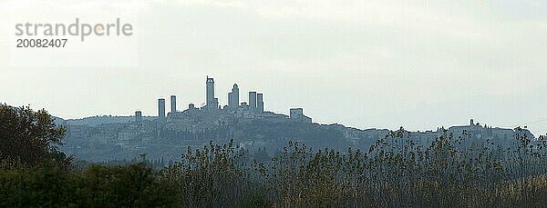 Silhouette der Geschlechtertürme von San Gimignano  die wie die Skyline von Manhattan aussehen  Toskana  Italien  Europa