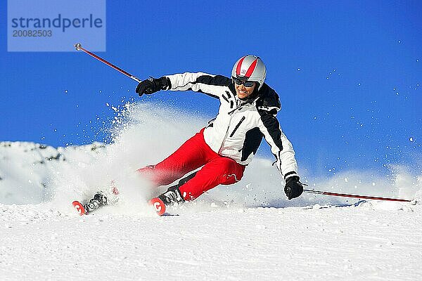 Skifahrerin in Aktion  Frau  35  40  Jahre