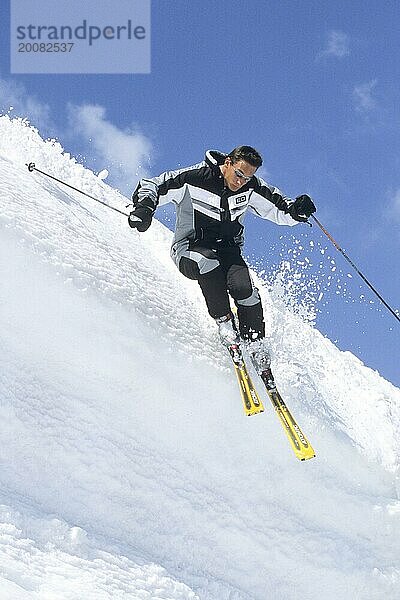 Skifahrer in Aktion  Abfahrt am hang  Tiefschnee