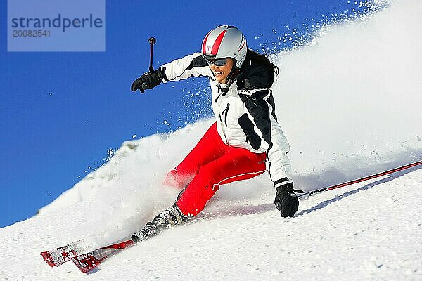 Skifahrerin in Aktion  Frau  35  40  Jahre