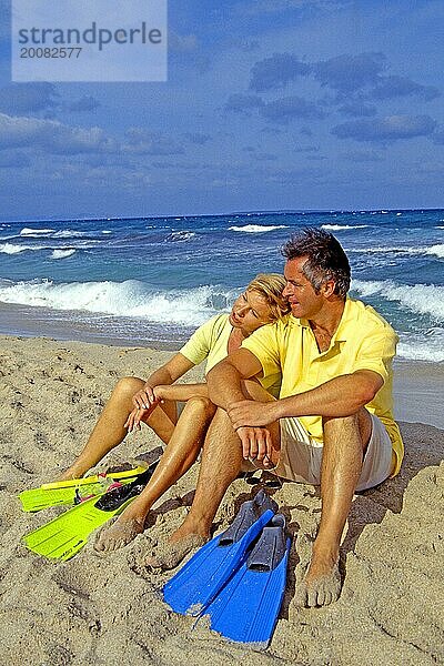 Spanien  Ibiza  verliebtes Paar sitzt am Strand von ibiza  Spanien  Europa