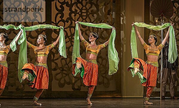 Marius Petipa brachte 1877 die Choreografie ?LA BAYADERE? in St. Petersburg auf die Bühne. Glücklicherweise sind die Notationen des Originals erhalten geblieben so das heute Choreografen uns ein verlässliches Bild seiner Ideen vermitteln können. Dies tat in dieser Inszenierung der Choreograph Alexei Ratmansky zur Musik von Ludwig Minkus und der Mithilfe von Jerôme Kaplan bei Bühnenbild und Kostüm. In kolonial geprägten Bildern eines phantastischen Indiens von Tempeln und Palästen wird die Geschichte einer nicht standesgemäßen Liebe erzählt: die Bajadere Nikia ? eine indische Tempeltänzerin ? liebt den Krieger Solor  der wiederum aber Gamsatti  der Tochter des mächtigen Radscha als Gatte versprochen ist. Den Gesetzen der Dramatik folgend kann diese Verbindung nur unglücklich enden ? im ?Königreich der Schatten?. Bunt  farbentprächtig  oppulent und wie man heute vielleicht sagen würde ?divers? ist dieses Ballett ein Genuss für Augenmenschen. Am Staatsballett Berlin. In den Haupr