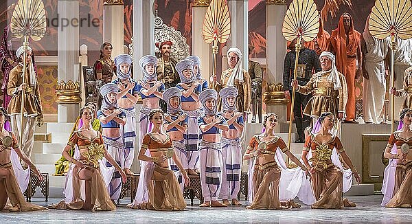 Marius Petipa brachte 1877 die Choreografie ?LA BAYADERE? in St. Petersburg auf die Bühne. Glücklicherweise sind die Notationen des Originals erhalten geblieben so das heute Choreografen uns ein verlässliches Bild seiner Ideen vermitteln können. Dies tat in dieser Inszenierung der Choreograph Alexei Ratmansky zur Musik von Ludwig Minkus und der Mithilfe von Jerôme Kaplan bei Bühnenbild und Kostüm. In kolonial geprägten Bildern eines phantastischen Indiens von Tempeln und Palästen wird die Geschichte einer nicht standesgemäßen Liebe erzählt: die Bajadere Nikia ? eine indische Tempeltänzerin ? liebt den Krieger Solor  der wiederum aber Gamsatti  der Tochter des mächtigen Radscha als Gatte versprochen ist. Den Gesetzen der Dramatik folgend kann diese Verbindung nur unglücklich enden ? im ?Königreich der Schatten?. Bunt  farbentprächtig  oppulent und wie man heute vielleicht sagen würde ?divers? ist dieses Ballett ein Genuss für Augenmenschen. Am Staatsballett Berlin. In den Haupr