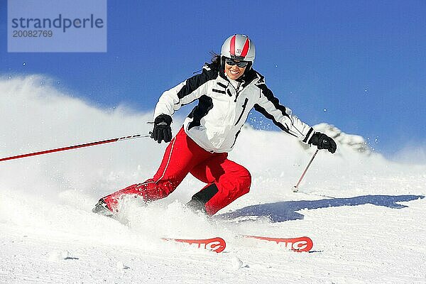 Skifahrerin in Aktion  Frau  35  40  Jahre