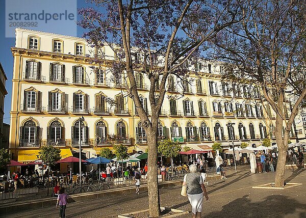 Menschen sitzen an einem sonnigen Nachmittag vor beliebten Cafés auf der Plaza de la Merced  Malaga  Spanien  Europa