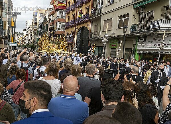 Religiöse Prozession La Magna: camino de la gloria durch die Straßen der Stadt zum Gedenken an das hundertjährige Bestehen der Bruderschaftsgruppen. Malaga  Spanien. 30 Okt  2021 Cofradía de Nuestro Padre Jesús El Rico y María Santísima del Amor