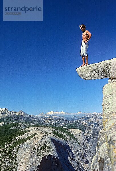 Mann steht auf dem Gipfel des Half Dome  Yosemite Valley National Park  Kalifornien  USA  vintage  retro  Nordamerika