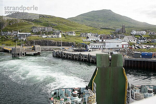 Kielwasser einer Fähre beim Verlassen von Castlebay  Barra  Äußere Hebriden  Schottland  UK