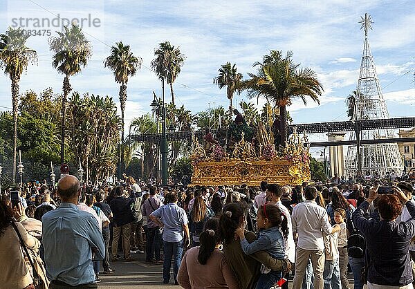 Religiöse Prozession La Magna: camino de la gloria durch die Straßen der Stadt zum Gedenken an das hundertjährige Bestehen der Bruderschaftsgruppen. Malaga  Spanien. 30. Oktober  2021