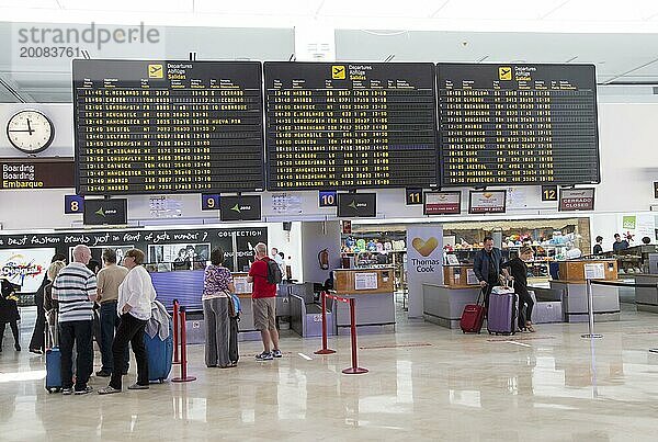 Elektronische Information über internationale Abflüge  Flughafenterminal zwei Lanzarote  Kanarische Inseln  Spanien  Europa