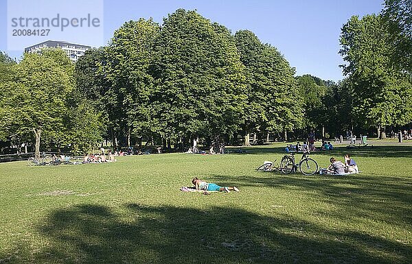 Menschen im Sommer  die das Grün und die Ruhe von Het Park im Zentrum von Rotterdam  Niederlande  genießen  Europa