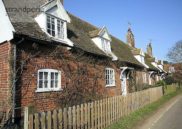 Reihe attraktiver Cottages in Orford  Suffolk  England  Großbritannien  Europa