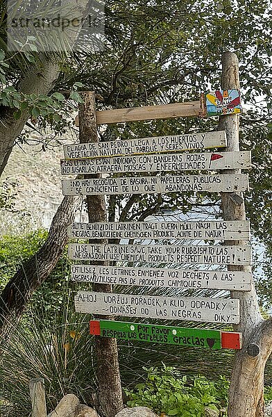 Gemeinschaftsregeln für Besucher des Hippie Dorfes San Pedro  Naturpark Cabo de Gata  Almeria  Spanien  Europa