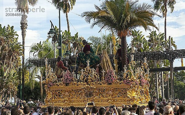 Religiöse Prozession La Magna: camino de la gloria durch die Straßen der Stadt zum Gedenken an das hundertjährige Bestehen der Bruderschaftsgruppen. Malaga  Spanien. 30. Oktober  2021