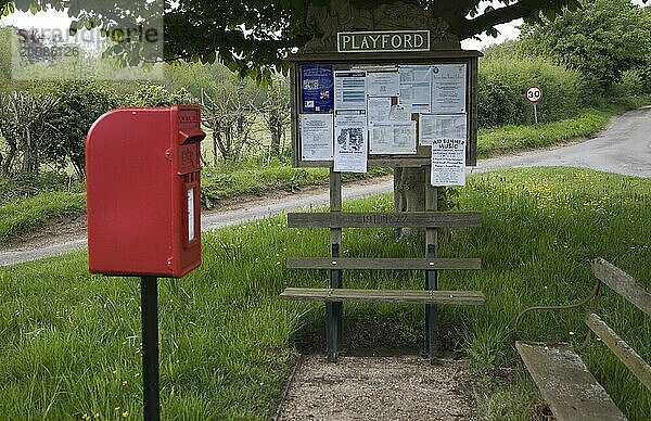 Dienstleistungen einer kleinen ländlichen Siedlung  bestehend aus einer Anschlagtafel  Holzbänken und einem Briefkasten  Playford  Suffolk  England  Großbritannien  Europa