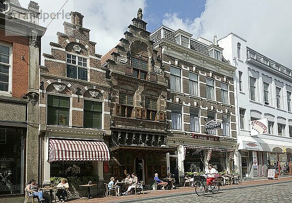 Menschen  die im Freien sitzen  Cafétische Visstraat  Dordrecht  Niederlande  Europa