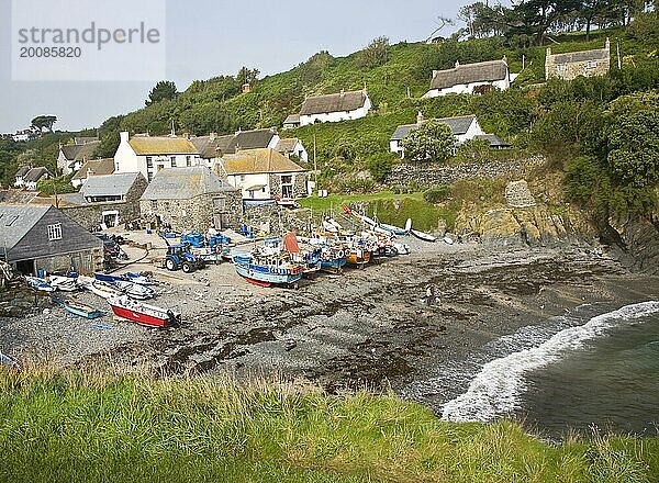 Das historische und attraktive Fischerdorf Cadgwith Cove auf der Lizard Halbinsel  Cornwall  England  Großbritannien  Europa