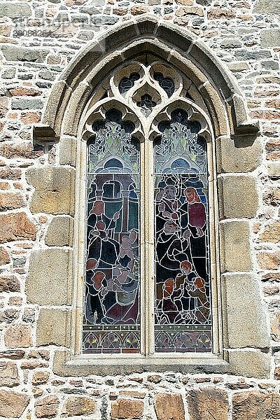 Historisches Kirchenfenster von außen
