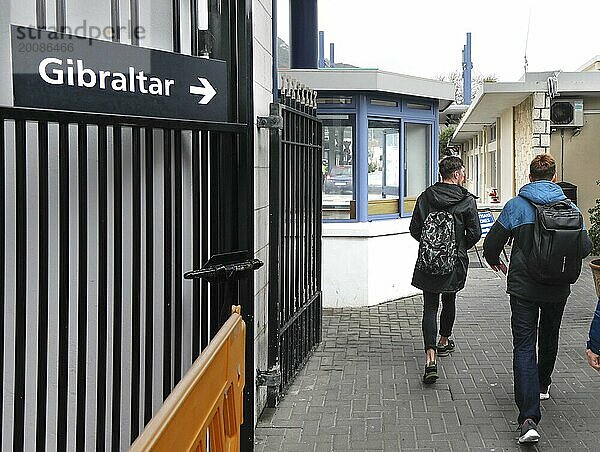 Menschen auf dem Weg zum Grenzuebergang nach Gibraltar  14.02.2019