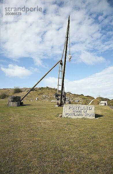 Antiker Kran als Denkmal für das Erbe des Steinbruchs als Home of Portland Stone  Isle of Portland  Dorset  England  Großbritannien  Europa