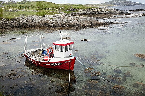 Kleines Fischerboot an der Ostküste von Barra  Äußere Hebriden  Schottland  UK