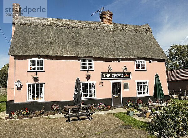Reetgedecktes historisches Landgasthaus  The Crown  Bedfield  Suffolk  England  UK  außen rosa gewaschen