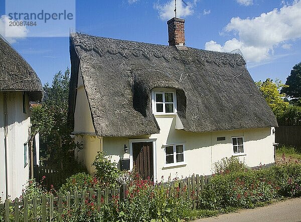 Attraktive reetgedeckte Cottages in dem Dorf Rattlesden  Suffolk  England  Großbritannien  Europa
