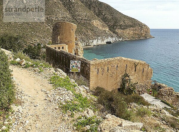 Ruinen einer alten historischen Burg im verlassenen Dorf San Pedro  Naturpark Cabo de Gata  Nijar  Almeria  Spanien  Europa