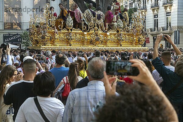 Religiöse Prozession La Magna: camino de la gloria durch die Straßen der Stadt zum Gedenken an das hundertjährige Bestehen der Bruderschaftsgruppen. Malaga  Spanien. 30. Oktober  2021