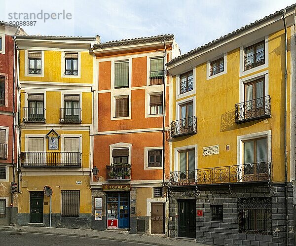 Bunte schmale historische Gebäude in einer Reihe in der Altstadt von Cuenca  Kastilien La Mancha  Spanien  Europa