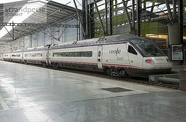 Hochgeschwindigkeitszug Avant am Bahnsteig des Bahnhofs María Zambrano in Malaga  Spanien  Europa