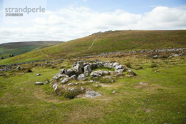 Steinhüttenkreis in der spätbronzezeitlichen geschlossenen Siedlung von Grimspound  Dartmoor Nationalpark  Postbridge  Devon  England  UK