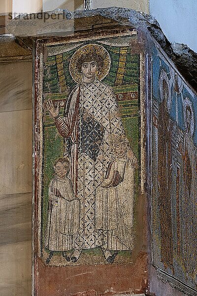 Innenaufnahme Hl. Georg mit Kindern  Mosaik aus dem 6. Jahrhundert  Kirche Hagios Demetrios  auch Agios Dimtrios oder Demetriosbasilika  Thessaloniki  Makedonien  Griechenland  Europa