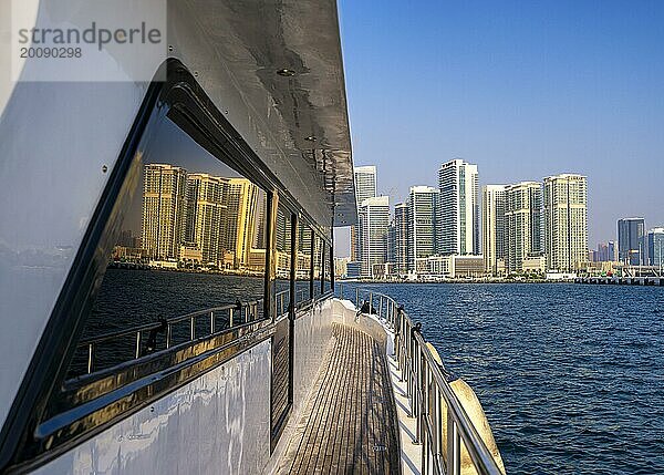 Dubai Marina und Harbor  Skyline Architektur und Yachthafen  Vereinigte Arabische Emirate  Asien